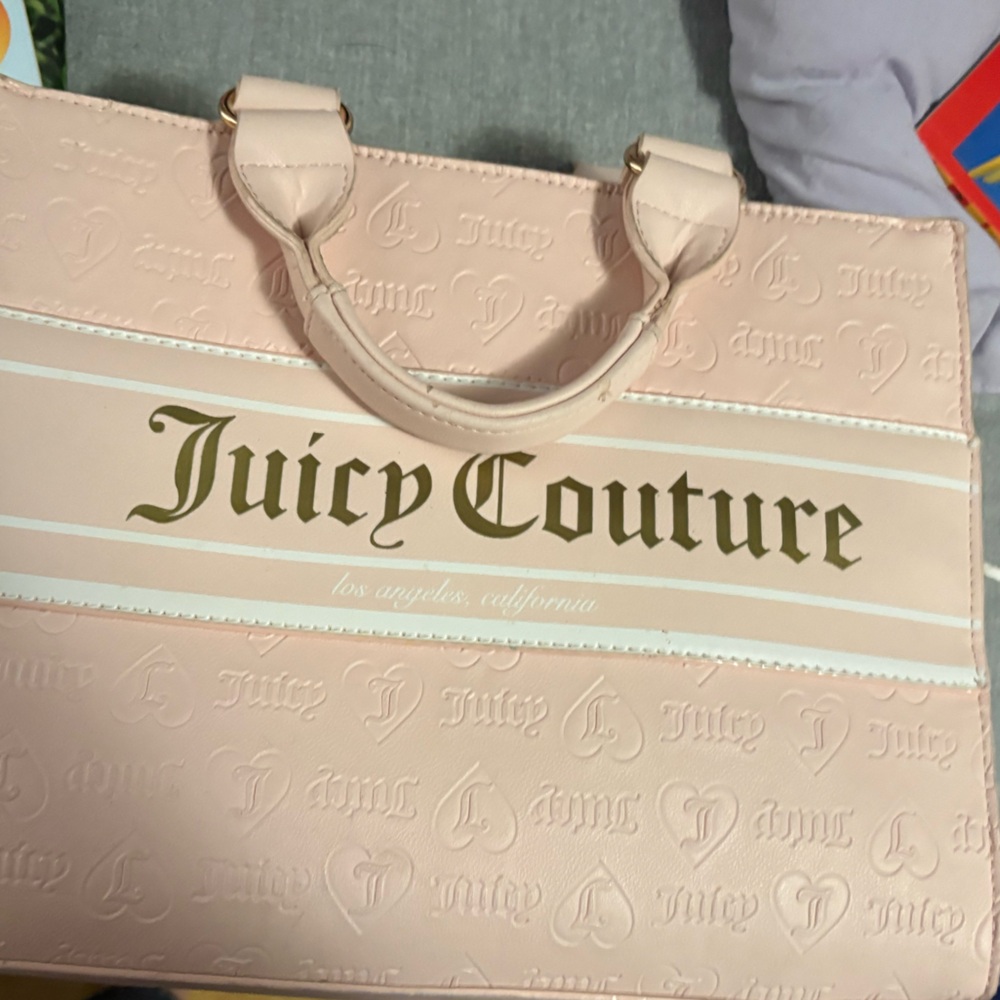 Juicy Couture Light Pink Embossed Tote zipper doesn’t work that good